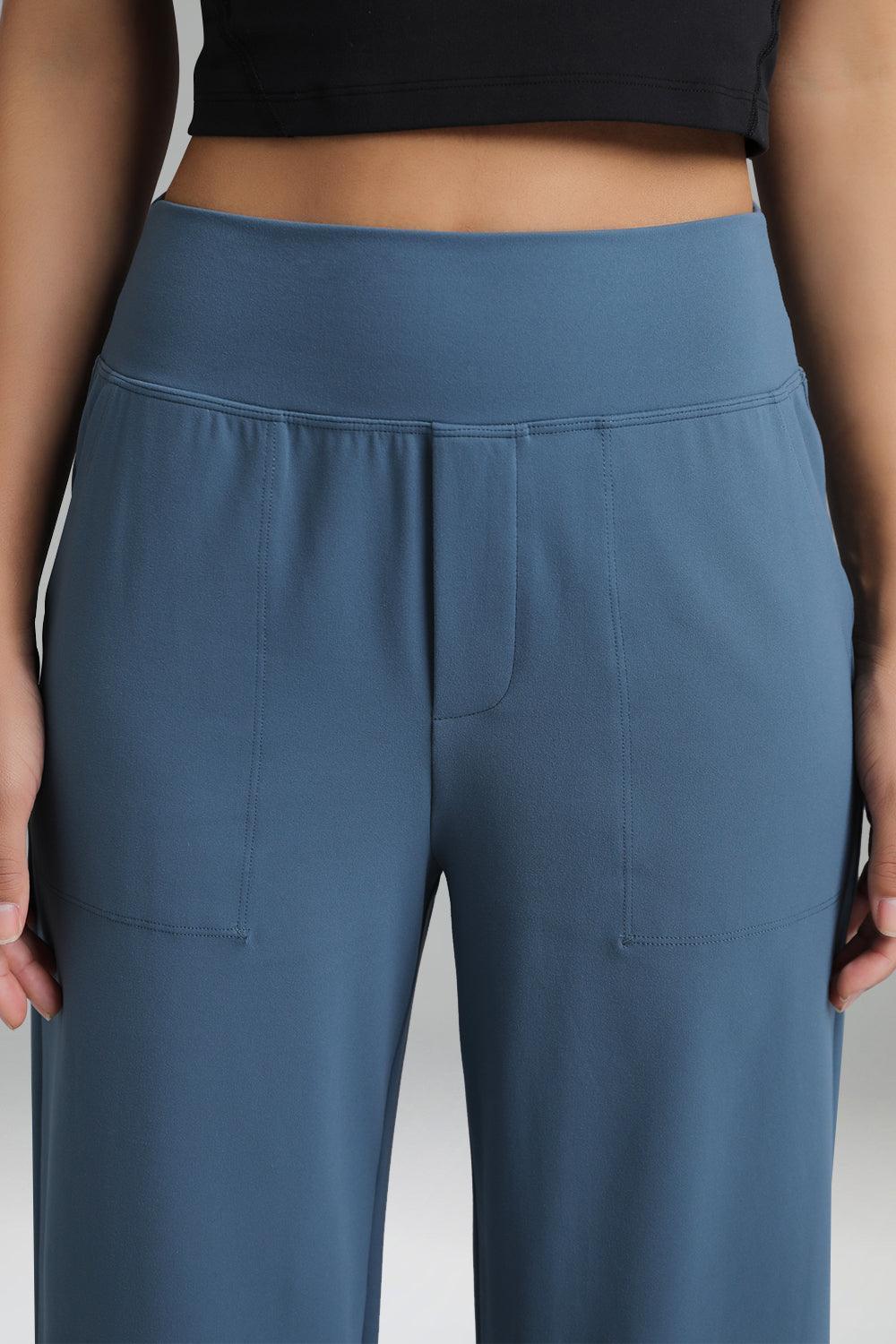 Sportliche Hose mit mittelhohem Bund und weiter Beinform